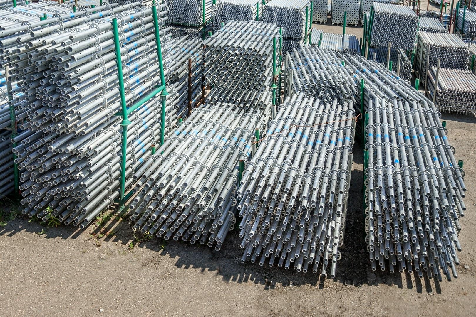 rury ocynkowane w ogrodzie